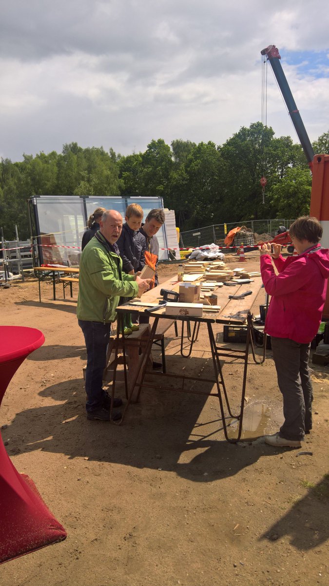 mvdb68's tweet photo. Dag van de bouw in #Rhenen #Vogelenzang. Jong talent aan het werk. @VanWijnenGroep https://t.co/HbseTdnRTQ