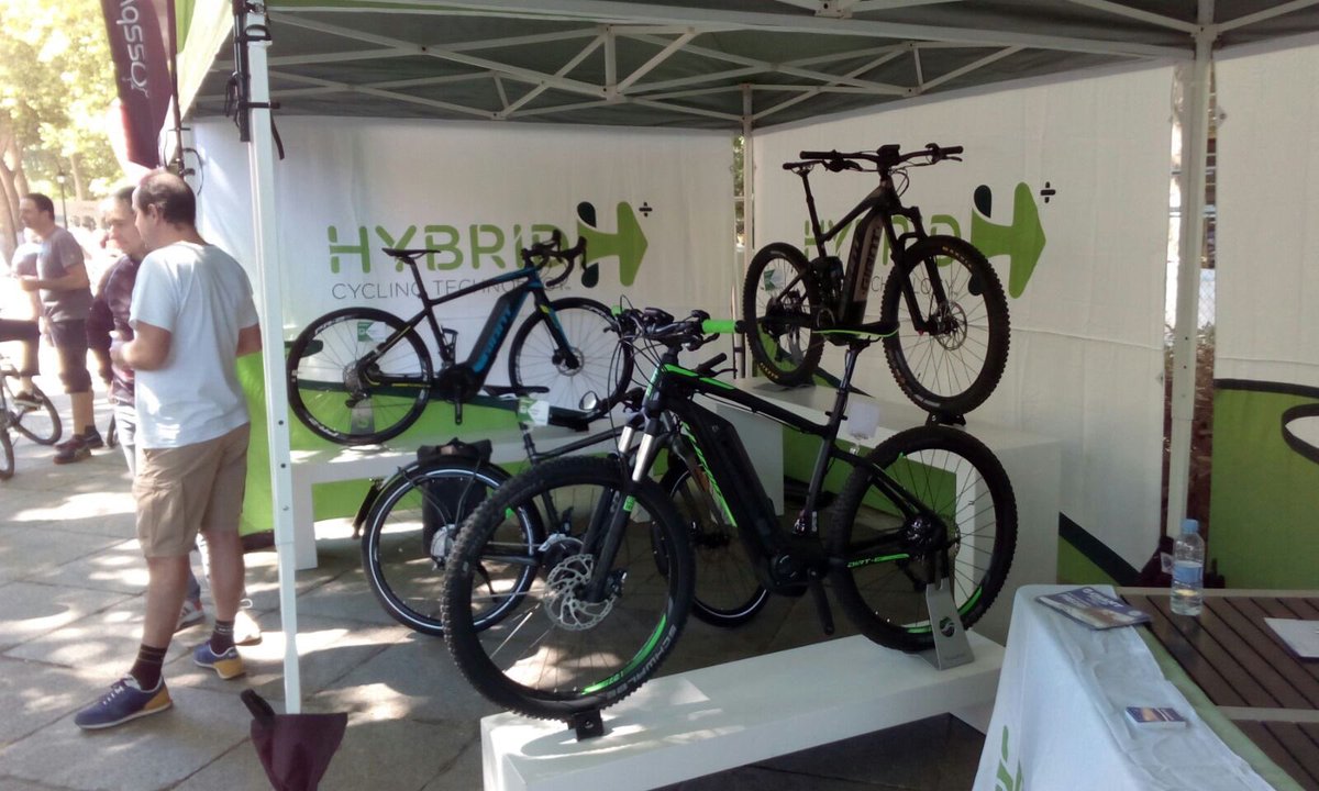 Giant_ESP's tweet photo. Las carpas #giantHybrid están en Madrid, en el Paseo Del Prado, esperamos vuestra visita!
#EBikesDays2017
#Novedades2018 https://t.co/OSDzCW3VZE