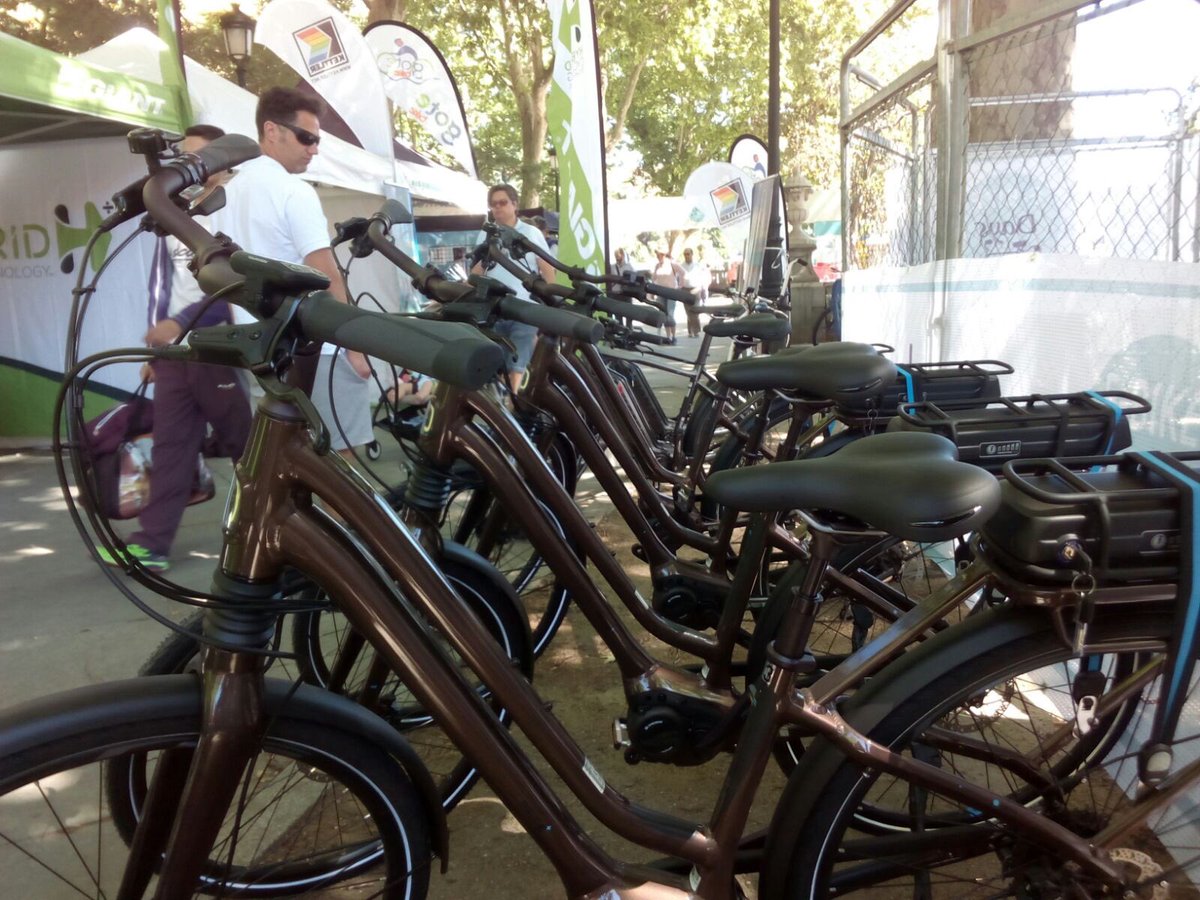 Giant_ESP's tweet photo. Las carpas #giantHybrid están en Madrid, en el Paseo Del Prado, esperamos vuestra visita!
#EBikesDays2017
#Novedades2018 https://t.co/OSDzCW3VZE