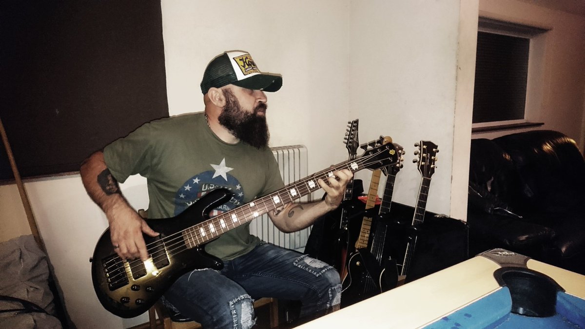 DMcCu11agh's tweet photo. Warmin up. #ukstormbringer #spectorbass #spectorartistrock #ampegbass #ampeg amplification #bassporn #bassplayermag #bassplayer https://t.co/ojzMFyUrgd