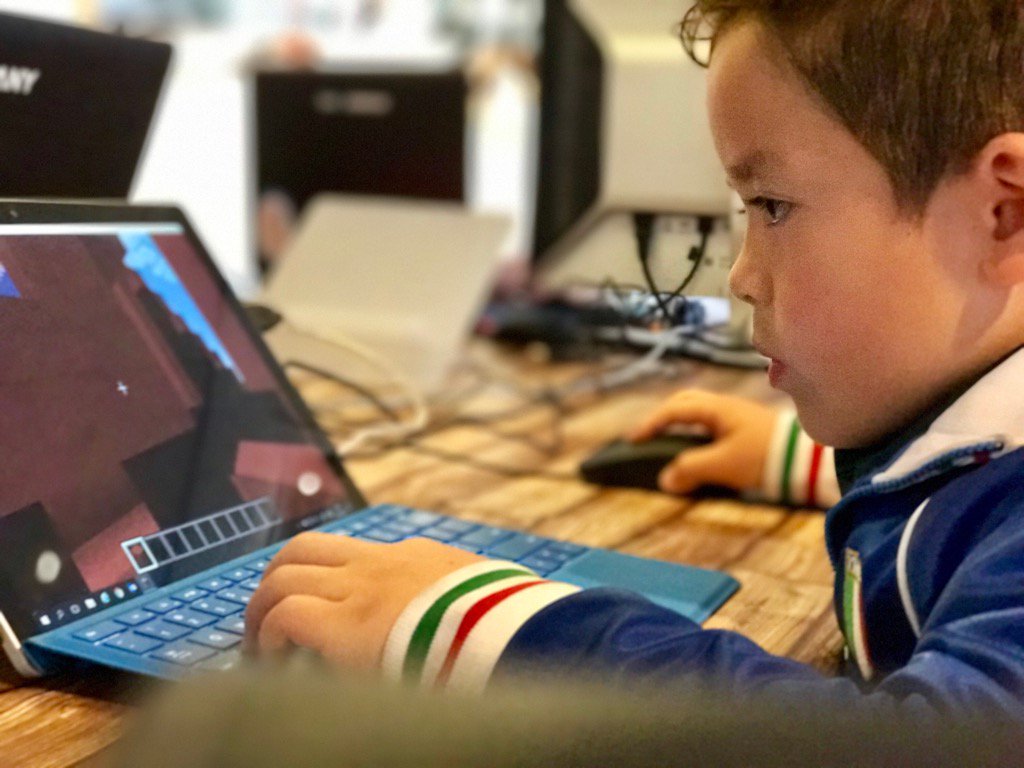 MipadaemoN's tweet photo. Bruggen bouwen met #Minecraft bij @cadcompany op de #DagvandeBouw
#Top 👍🏼 https://t.co/Lut1fTx9ft
