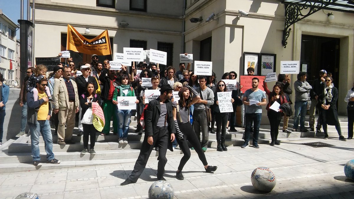 #NuriyeveSemihYaşasın kadikoy tiyatrolari platformu süreyya operasi önünde basin açiklamasini okuyor