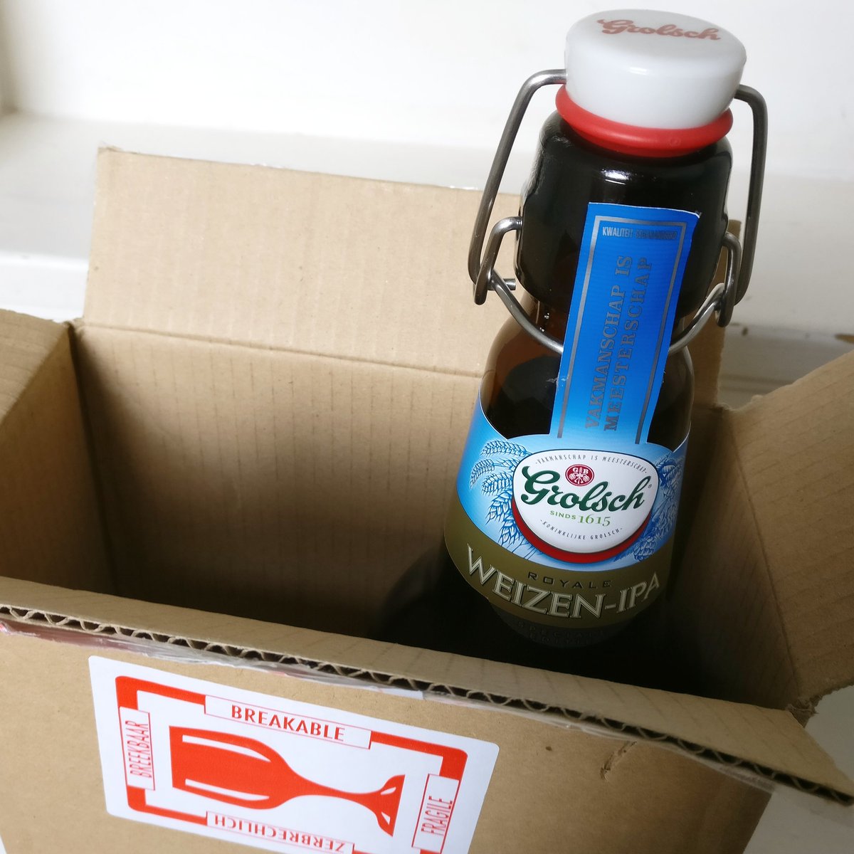 Bierliefde's tweet photo. 1,5 liter #Grolsch Weizen-IPA zojuist afgeleverd door de postbode 🍺📦 Thanks @Grolsch #benieuwd #weizenipa https://t.co/QyAJVhKWnq