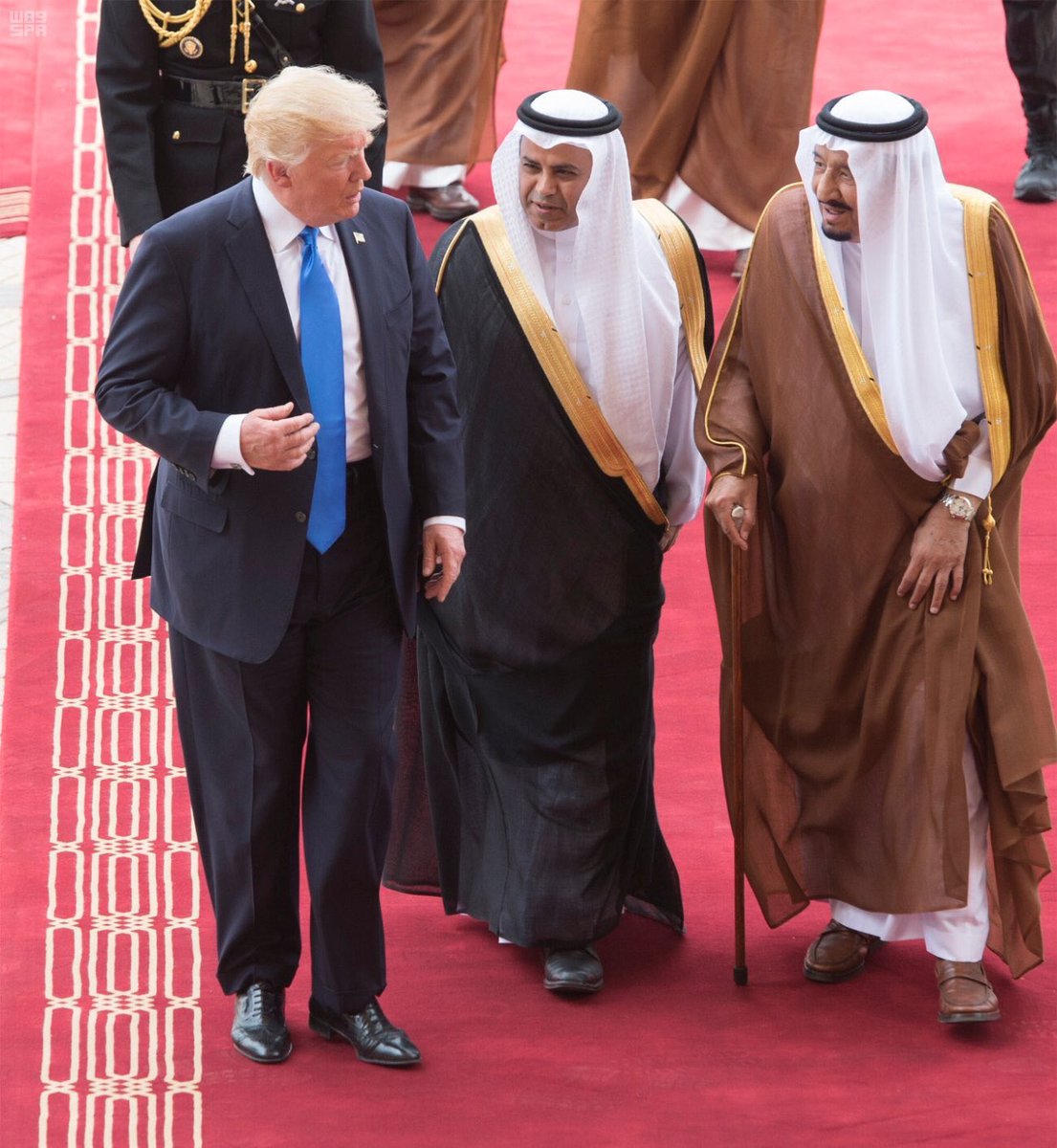 mansour_y's tweet photo. بس بدي ئول كلمتين: هلأ يجي الأمريكان بيبيعوكن وبيشلحوكن مصاريكن وتبئى إيران، ما أنتو تنابل
(هالموت لال سوت.. هالموت لال سوت) https://t.co/lADI9Gchj9