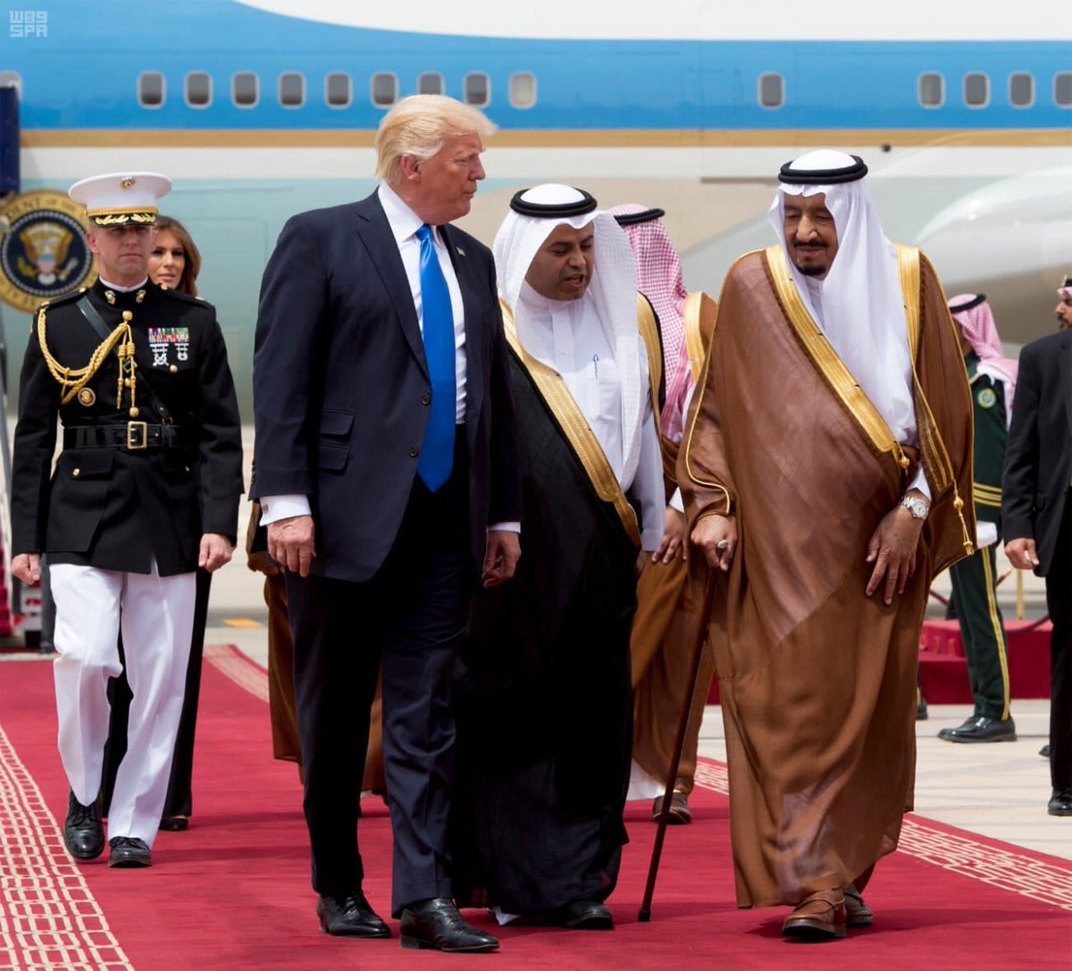 mansour_y's tweet photo. بس بدي ئول كلمتين: هلأ يجي الأمريكان بيبيعوكن وبيشلحوكن مصاريكن وتبئى إيران، ما أنتو تنابل
(هالموت لال سوت.. هالموت لال سوت) https://t.co/lADI9Gchj9