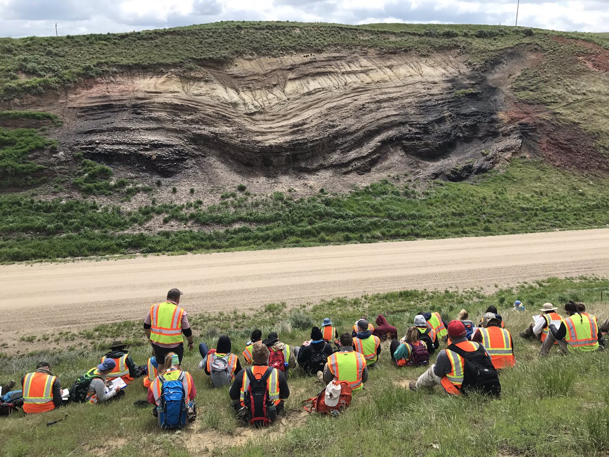 ILSTUGEO102's tweet photo. Teaching how to make good field sketches.   #geologyrocks #fieldgeology #fieldcamp2107 https://t.co/tlUCl4q8L0
