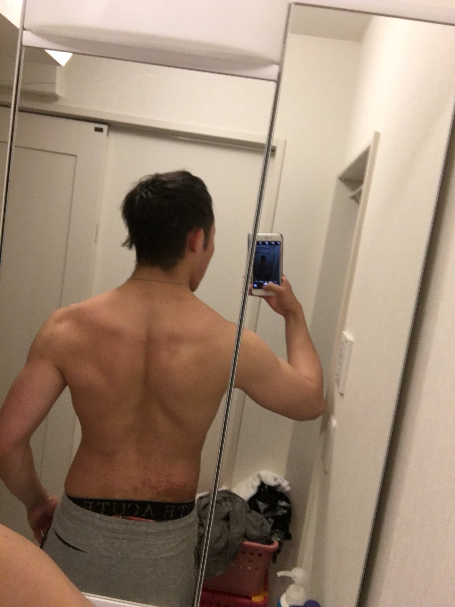 亮也 背中と肩トレ終了 かっこいい背中 かっこいいフィジークボディを手に入れる為に頑張る 本当に自分があんなかっこいい身体になれるのか疑問だけど頑張る 筋トレ ジム 背中トレ 肩トレ フィジーク かっこいい身体 T Co Gagx2v4rbj