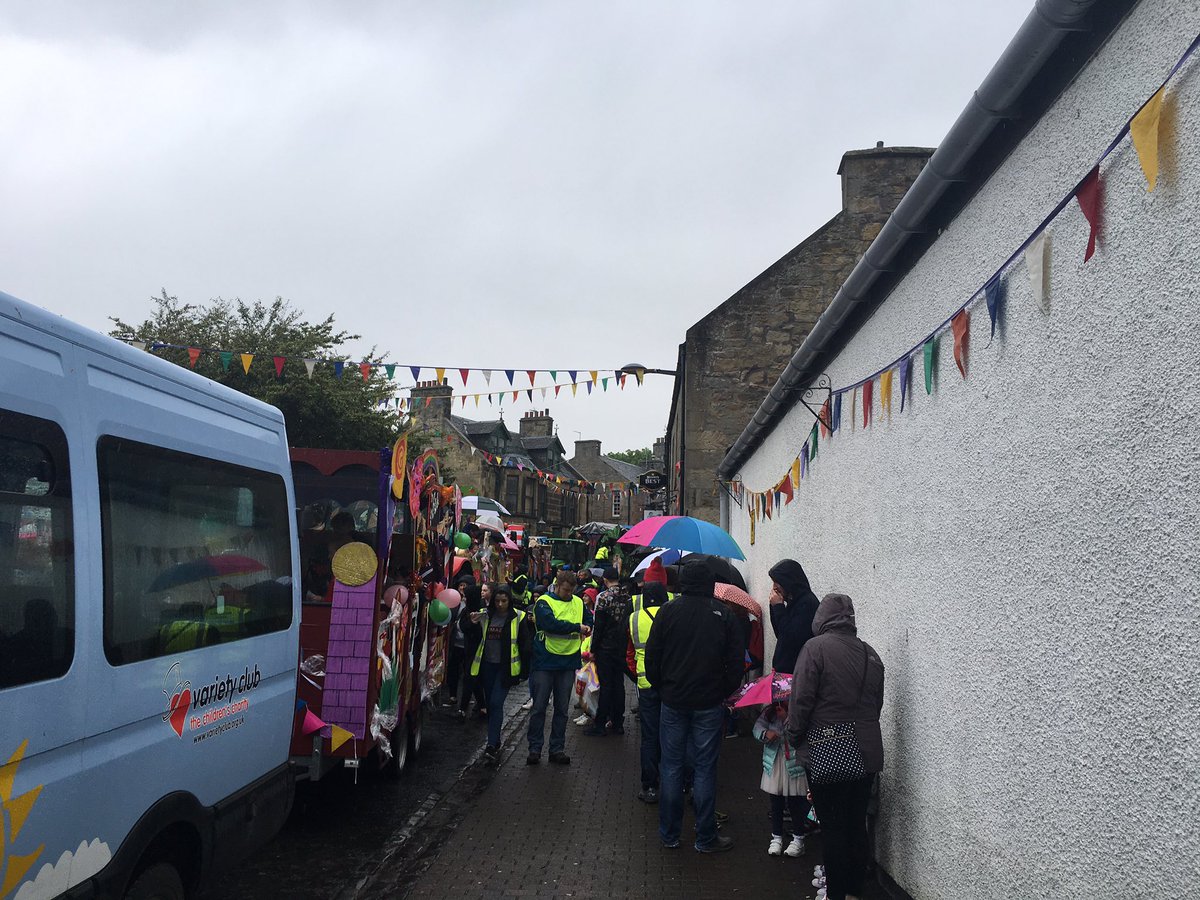 GLindhurstMSP's tweet photo. Gala day in Balerno (never mind the weather!) @BalernoCC @BalernoMarket @BalernoMusicFes @BalernoVT @BalernoGala @BalernoHS https://t.co/4nkfOy9Jjx