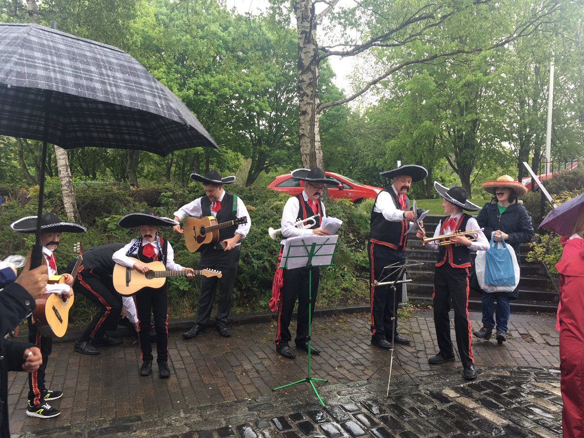 GLindhurstMSP's tweet photo. Gala day in Balerno (never mind the weather!) @BalernoCC @BalernoMarket @BalernoMusicFes @BalernoVT @BalernoGala @BalernoHS https://t.co/4nkfOy9Jjx