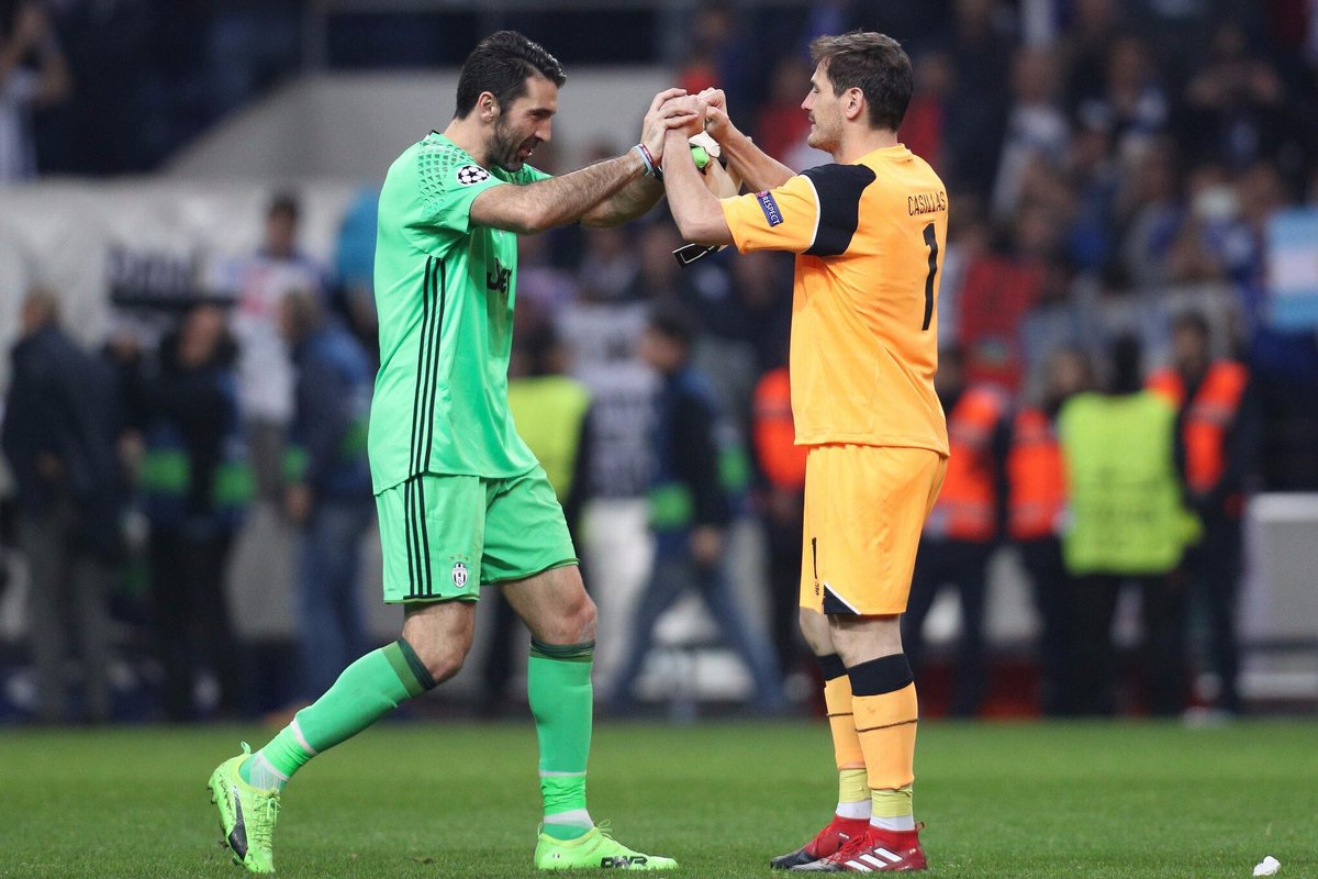 OportoEsp's tweet photo. Muy feliz cumpleaños a nuestro arquero, @IkerCasillas que hoy cumple los 36 años de edad.

Un abrazo afectuosos de nuestra parte, Iker. 😉👊🏼 https://t.co/SqUL1ystX2