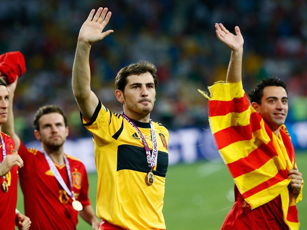 OportoEsp's tweet photo. Muy feliz cumpleaños a nuestro arquero, @IkerCasillas que hoy cumple los 36 años de edad.

Un abrazo afectuosos de nuestra parte, Iker. 😉👊🏼 https://t.co/SqUL1ystX2