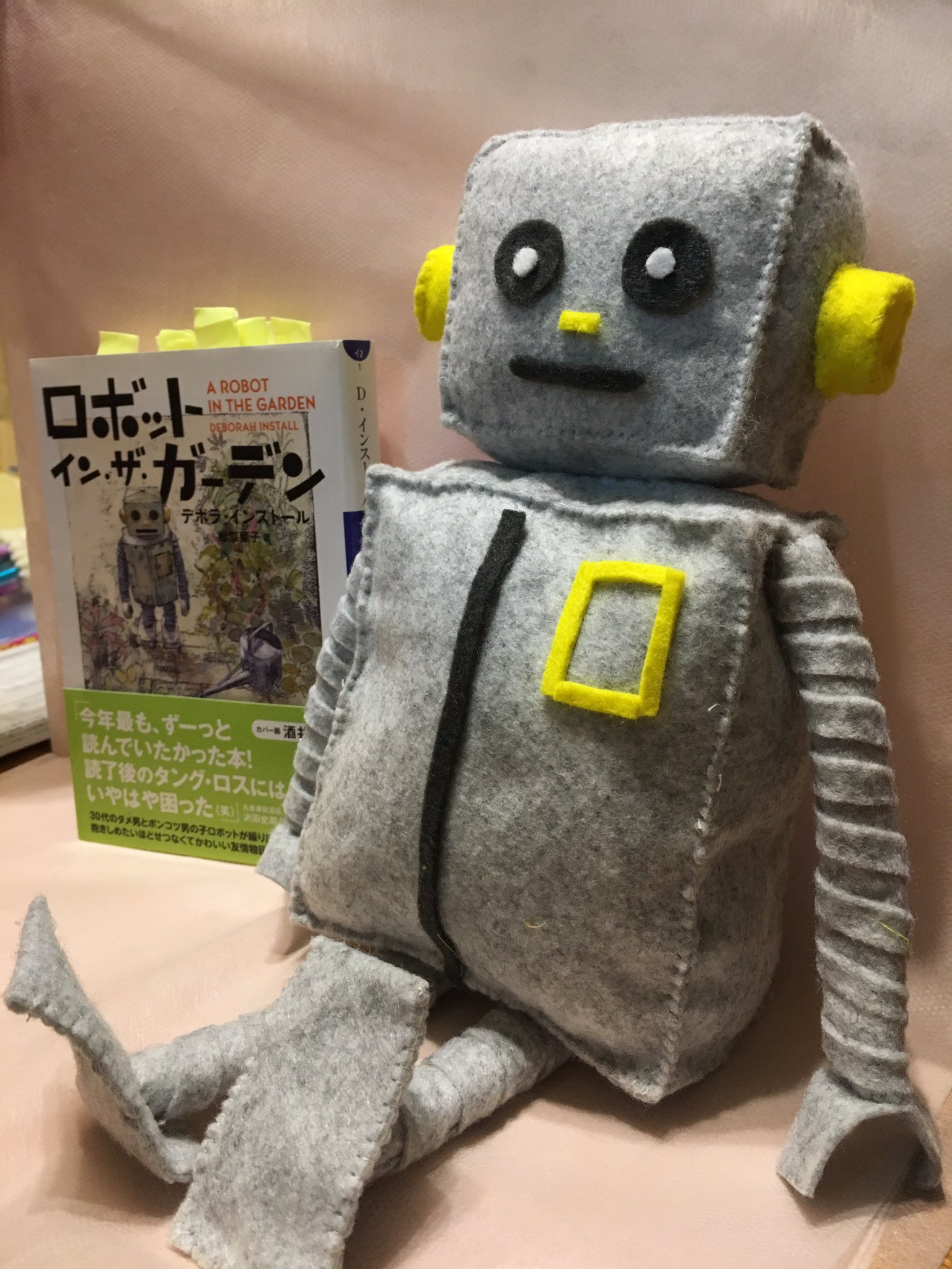 書店員きらり38 V Twitter ロボットインザガーデンのタング 可愛くてせつなくなる胸きゅんキャラなのです フェルトでハンドメイド 大きいです 目を最初 黒で作りましたが ダークグレーでちょっと柔らかくしてみました 明日は売り場に連れて行きます