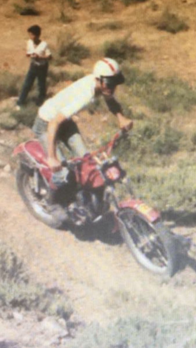 Rober_RSV4's tweet photo. Regalo anticipado de cumpleaños!! Regalarle la moto con la que competia hace 40 años y verle su cara de felicidad no tiene precio!! ☺️☺️ https://t.co/6nG7LjiDvb