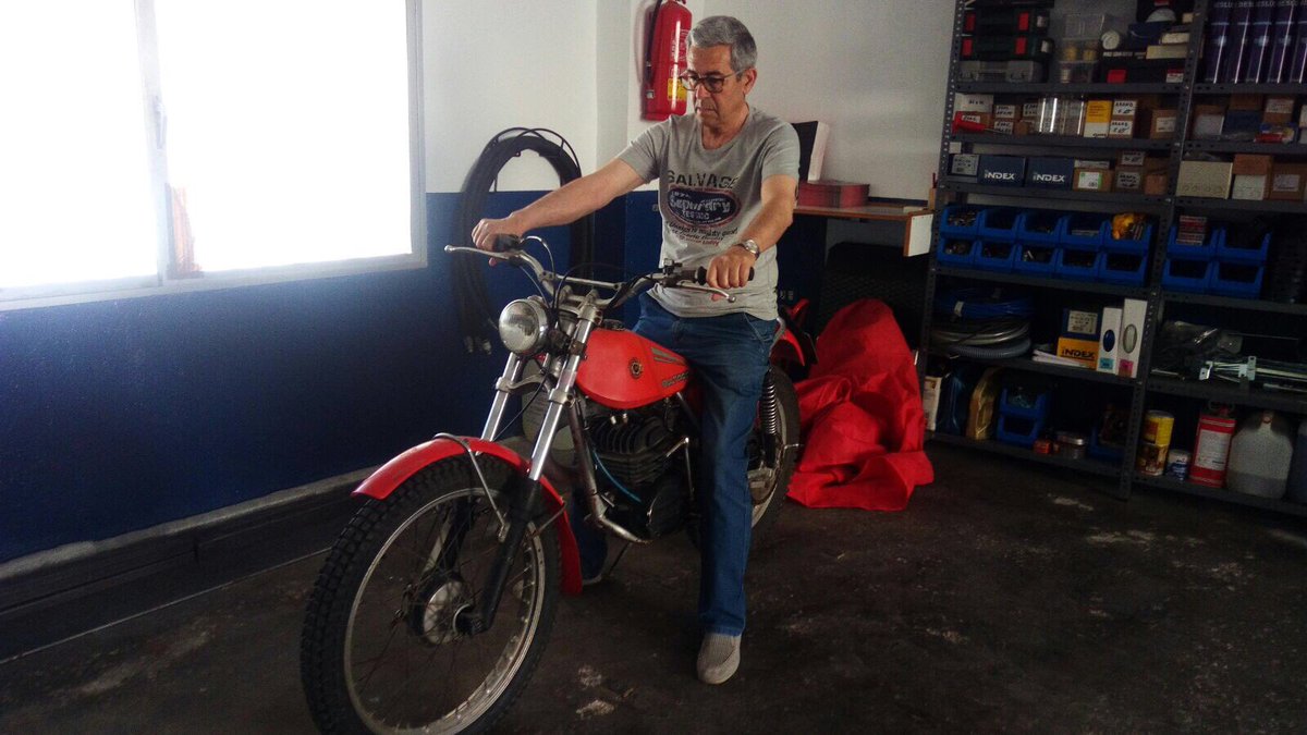 Rober_RSV4's tweet photo. Regalo anticipado de cumpleaños!! Regalarle la moto con la que competia hace 40 años y verle su cara de felicidad no tiene precio!! ☺️☺️ https://t.co/6nG7LjiDvb