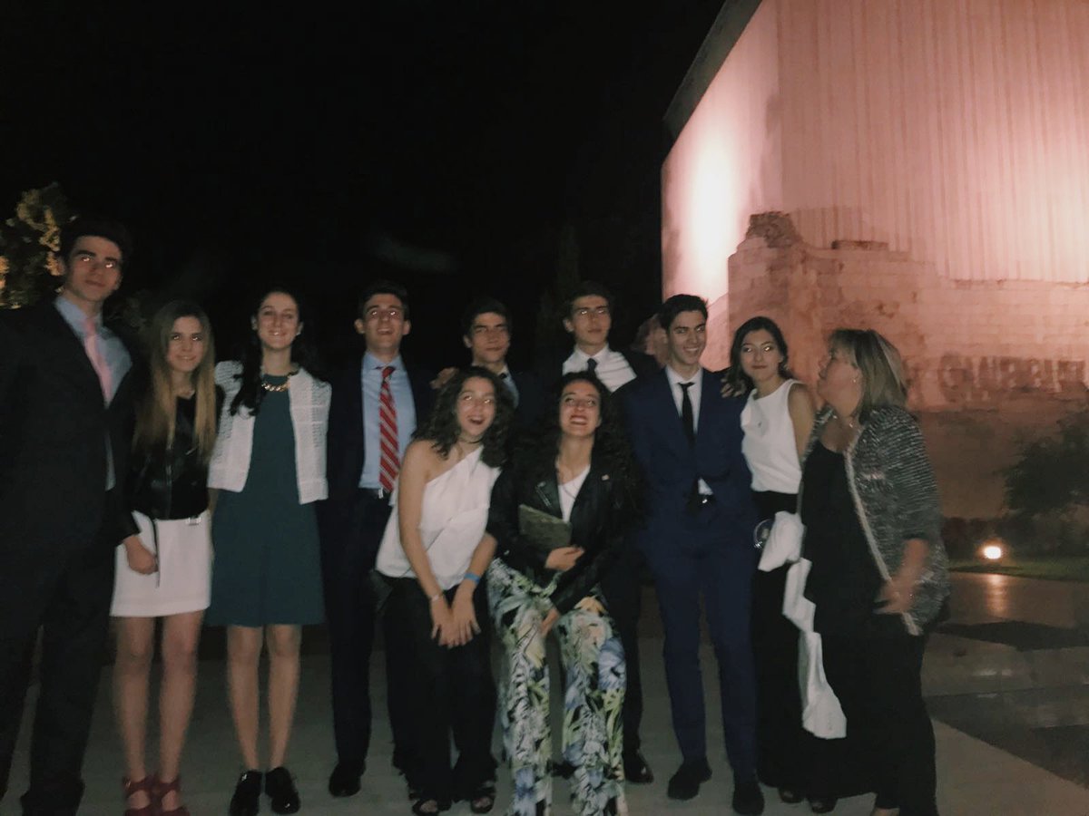 berr_cp's tweet photo. 🎓🎓🎓👋📚🏫💘
#economiafans #noletras #sícienciasociales https://t.co/byJlU7teBS