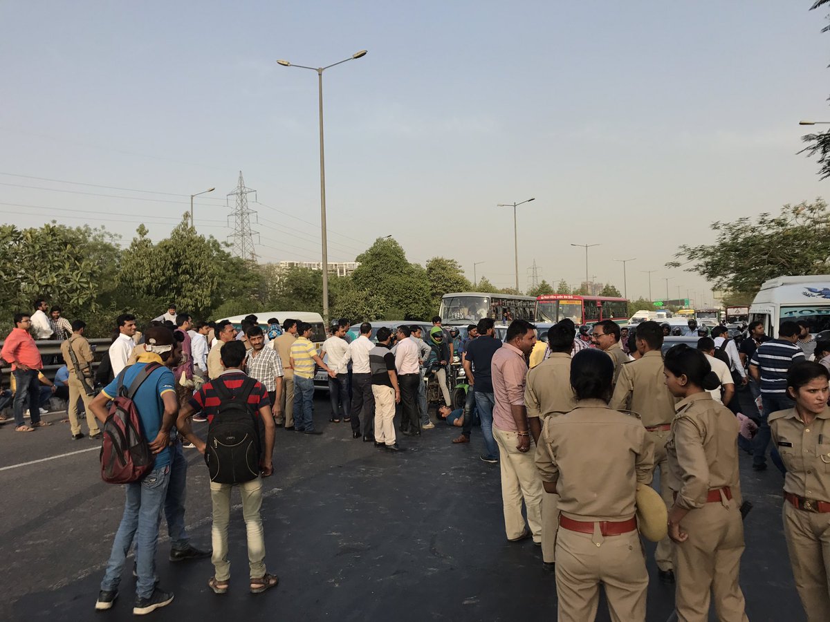 sam13agarwal's tweet photo. #jaypee home owners block Noida expressway in protest @republic @ndtv https://t.co/tgr33uLaJF