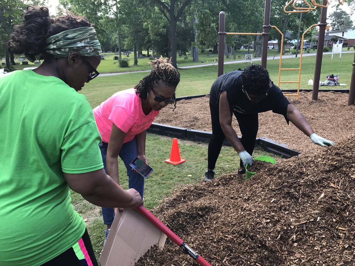 ChiRhoOmegaAKA's tweet photo. CRO is refreshing & restoring the Gill Street Park in Zebulon, NC as party of #1908PlayGroundMobilizationDay #AKA1908 #AKAImpactDay https://t.co/nGj09y6mCh