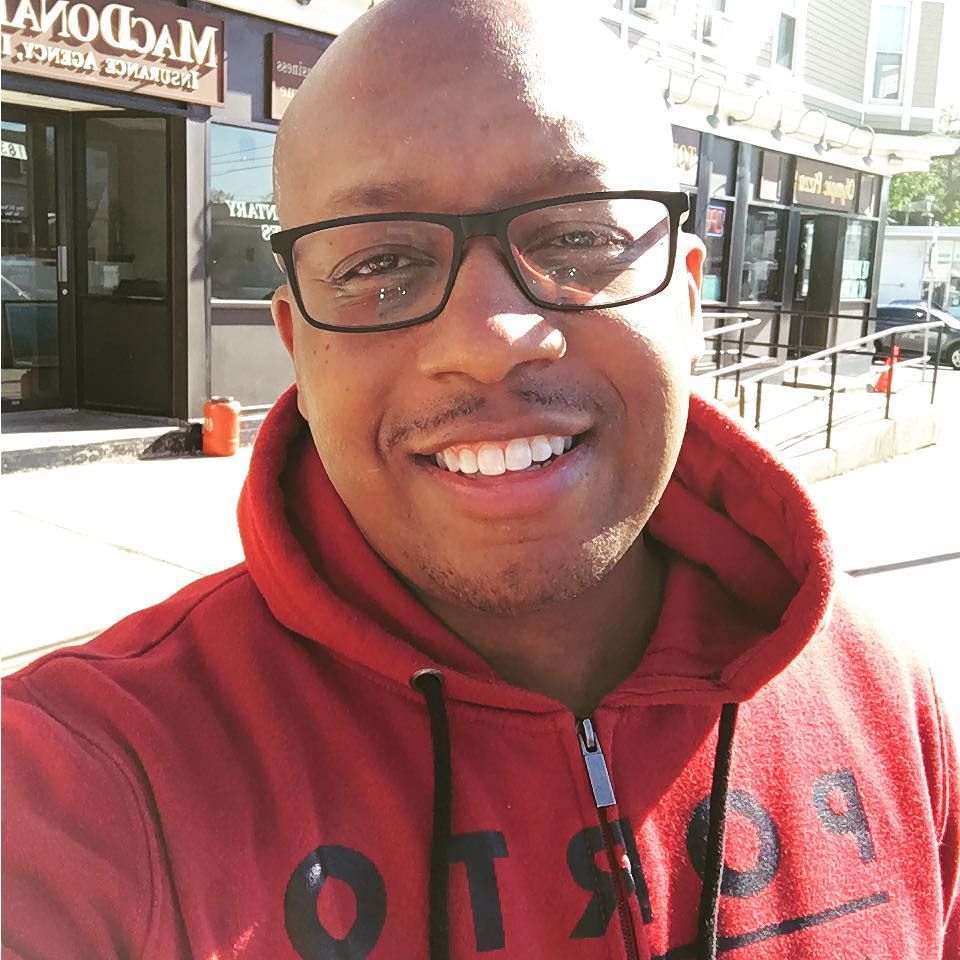 Applejaxx's tweet photo. Fresh cut by my bro @iamdamianking #swagwave #haircut #saturdaymorning #breakfast #me #selfie #outside #hustle #ha… https://t.co/XiiEubmhS5 https://t.co/H7iQ8ON8sw