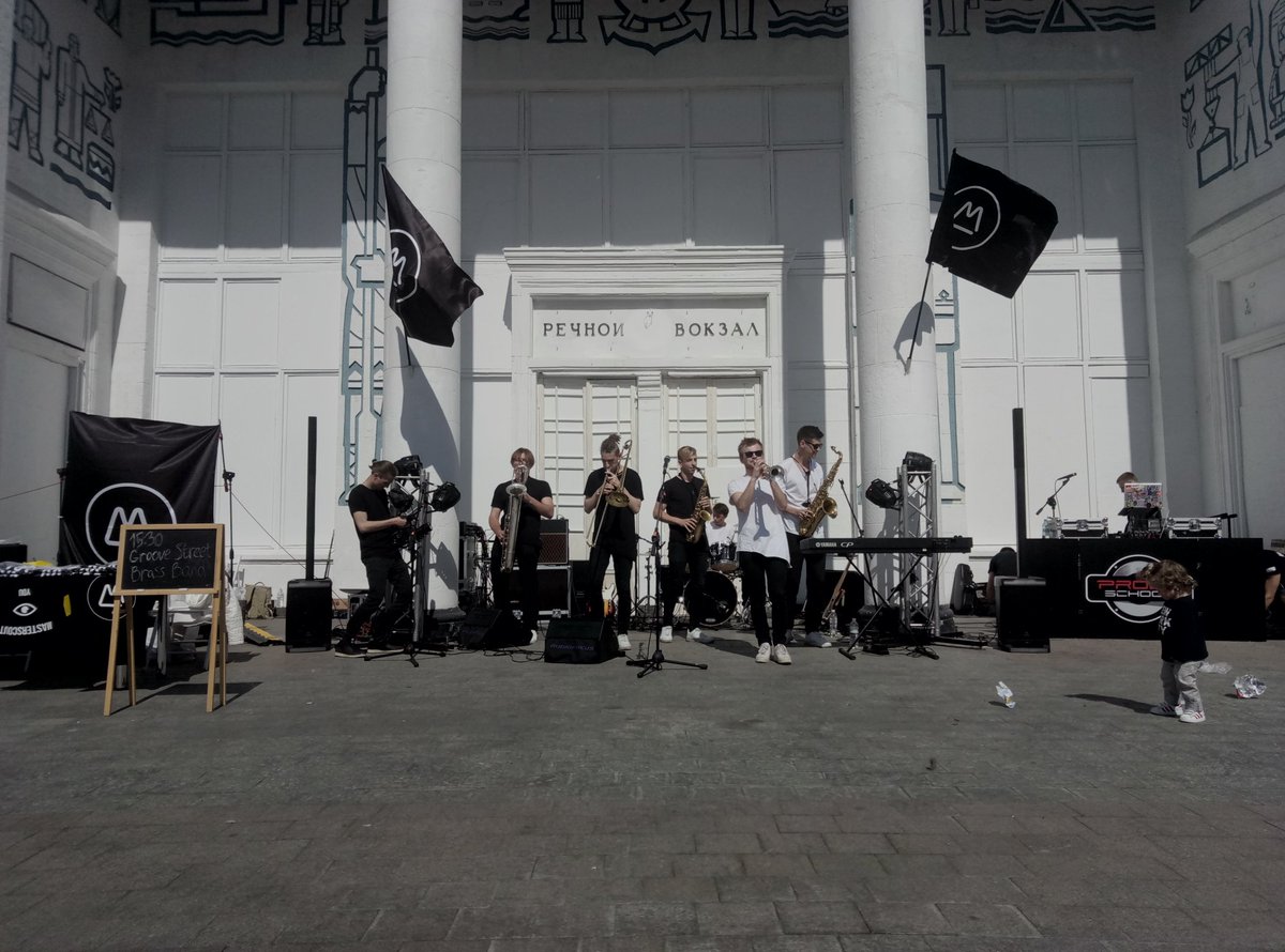 smd_ua's tweet photo. #Київ : #GrooveStreetBrassBand вжарює інструментал з локації #MASTERSKAYA на Поштовій площі #smdua https://t.co/xo4hJNun25