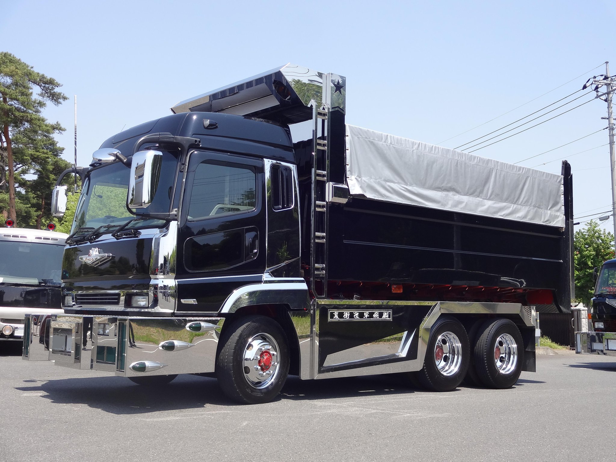 ビッグサム 旧型 国際環境開発 デカ箱ダンプ軍団の入場シーン 今年は台数が一気に増えてデカ箱が何台も入ってくる迫力に圧倒されっぱなしだった