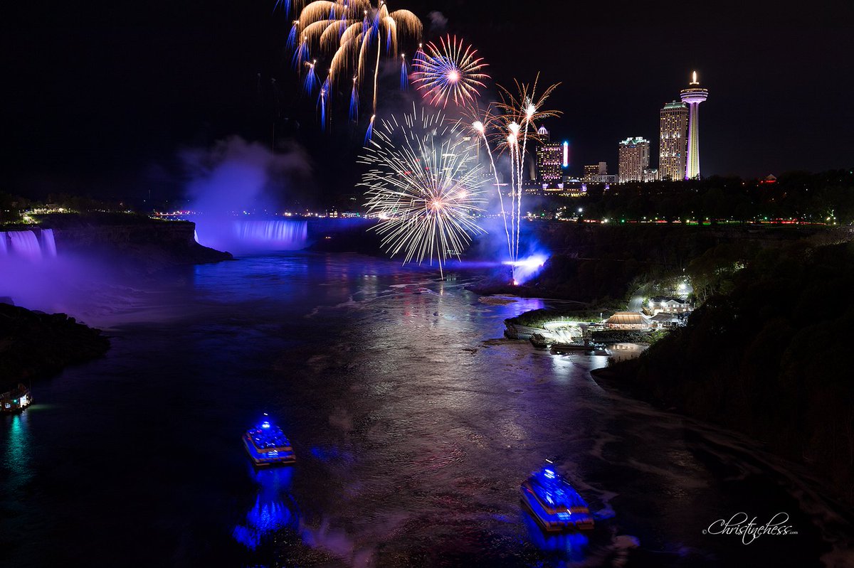 christine_chess's tweet photo. Beginning of fireworks 2017 season! #nikon #niagarafalls #discoverON #fridayfireworks #canadaexplore #destinationcanada https://t.co/t7ZAYmUZMi