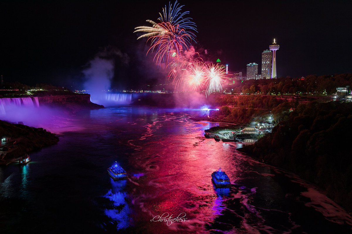 christine_chess's tweet photo. Beginning of fireworks 2017 season! #nikon #niagarafalls #discoverON #fridayfireworks #canadaexplore #destinationcanada https://t.co/t7ZAYmUZMi