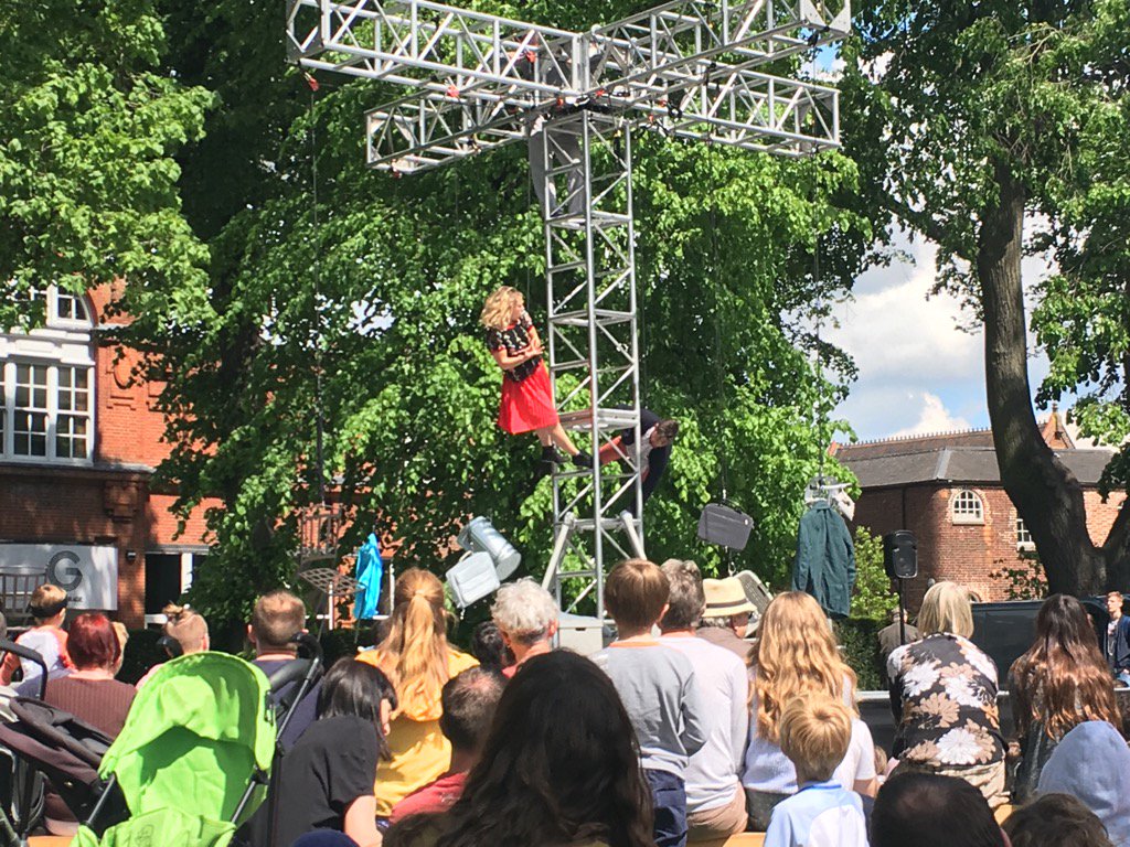 NNFest's tweet photo. The wonderful @wiredaerial even make a domestic dispute look beautiful #GardenParty https://t.co/rzQ78TFteL