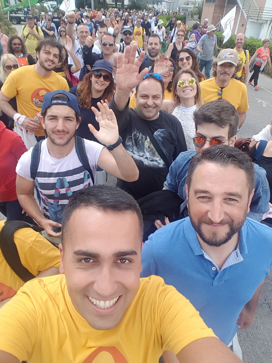 luigidimaio's tweet photo. #RedditoCittadinanza siamo a circa 10km ne percorreremo 19 in tutto. Perugia-Assisi https://t.co/SR73XMLWuT