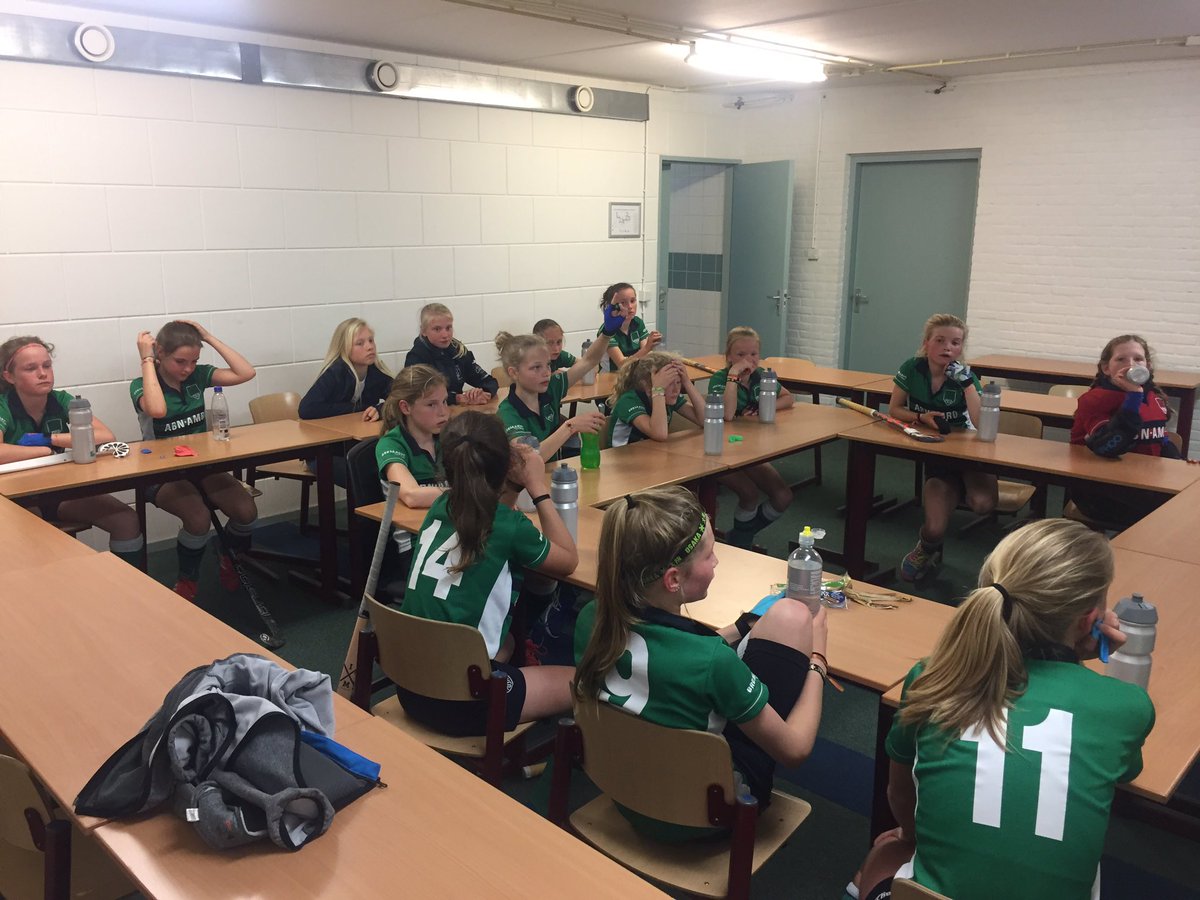 PushMd1's tweet image. Met 3-2 de rust in. Waanzinnig teruggenomen van 0-2. @BHVPush @HockeyStyle @HCTilburgMD1 #stedenderbyvanhetzuiden #hardwerkenloont