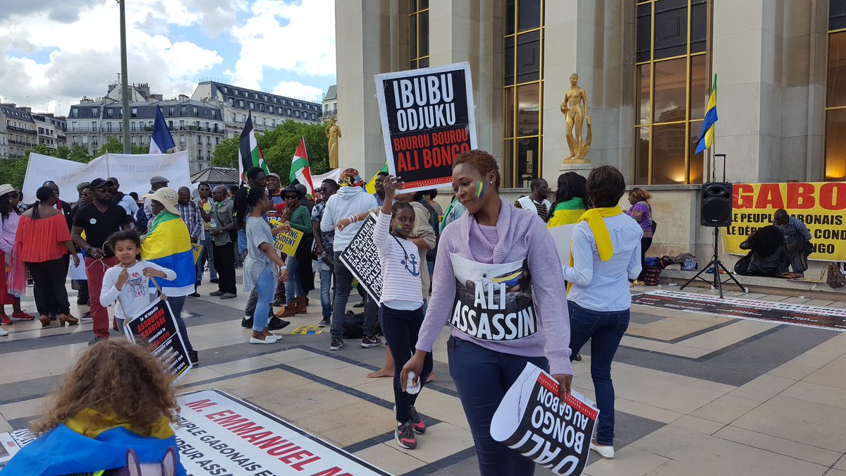 Manifestation "contre le pouvoir dictatorial" de la famille #Bongo (#Gabon) au #Trocadero à #Paris