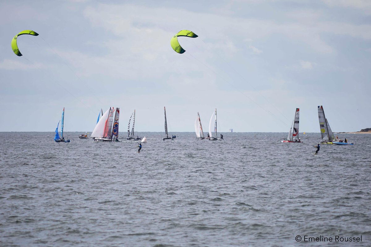 F3PaysdelaLoire's tweet photo. Foiling Bay : ça vole à La Baule ! https://t.co/lmyN8VC0KG #labaule #FoilingBay #vendeeglobe #voile https://t.co/kCr0kjwvYl