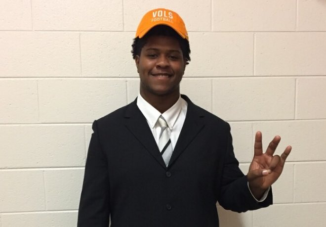 JesseReSimonton's tweet photo. Vols signee @Krojhncalbert ready "to do anything" for OL coach @UTWWells.
"He believed in me ... It only takes one."
https://t.co/4r11w1KvjQ https://t.co/2RYJ8w7MyS