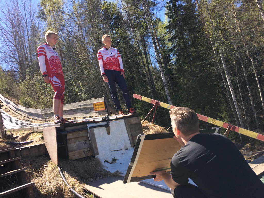 Taidetta tekemässä w/ <a href="/antonkuukka/">Anton Kuukka</a> <a href="/EKuukka/">Elias Kuukka</a> &amp; #reflemies <a href="/taiteilija/">Jussi Eskola</a> - #kohtiJukolaa #suunnistus #kuukkabros #pyrintö