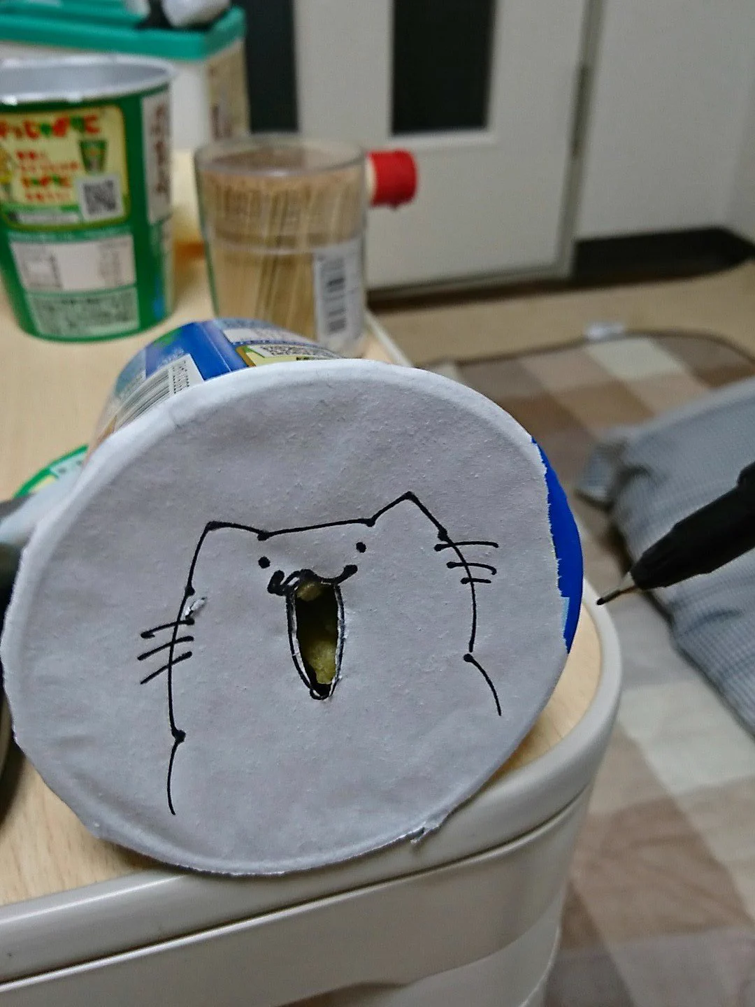 おもしろすぎるwwじゃがりこのフタあけるの失敗した時の活用術がやばいww