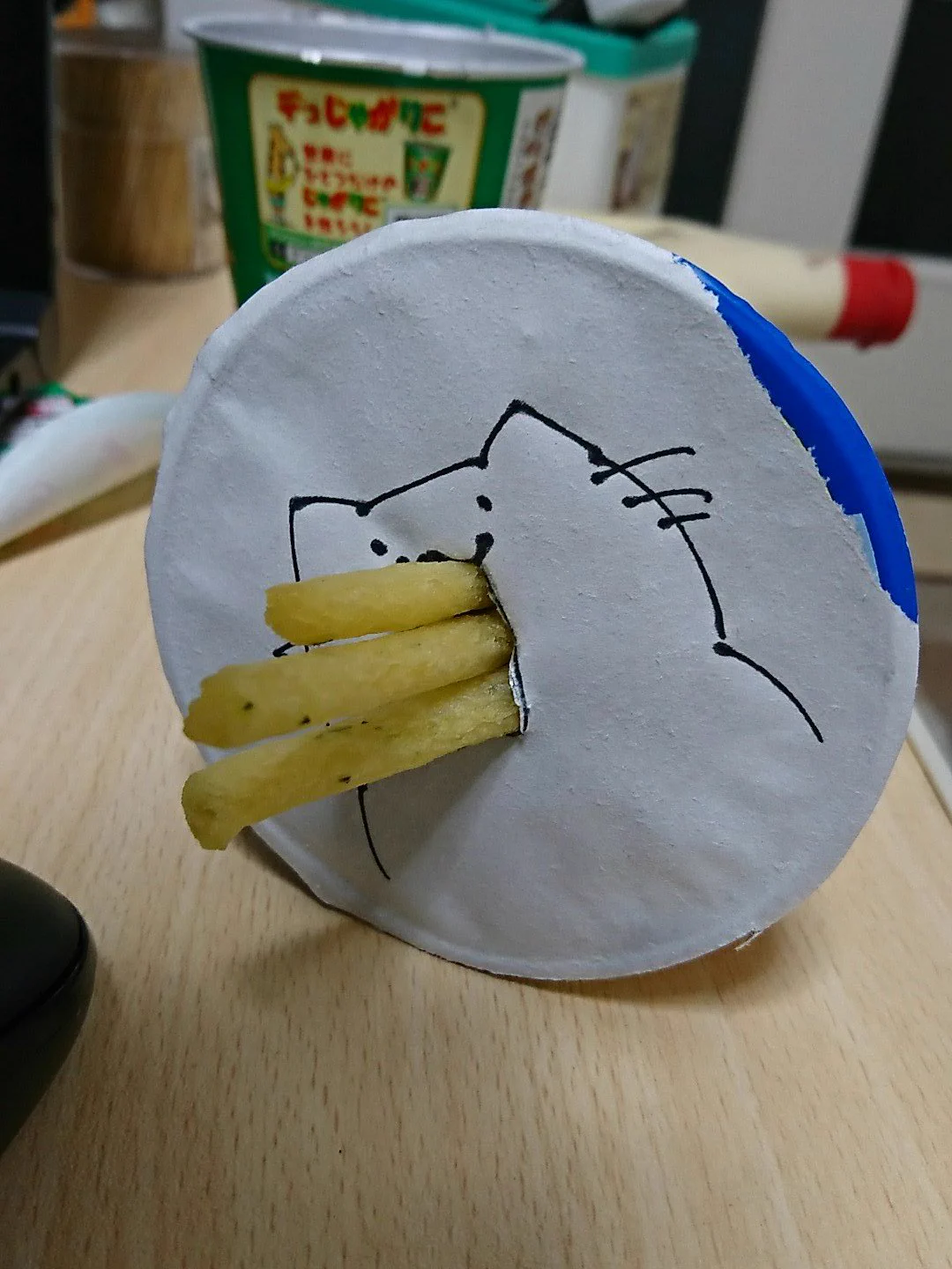 おもしろすぎるwwじゃがりこのフタあけるの失敗した時の活用術がやばいww