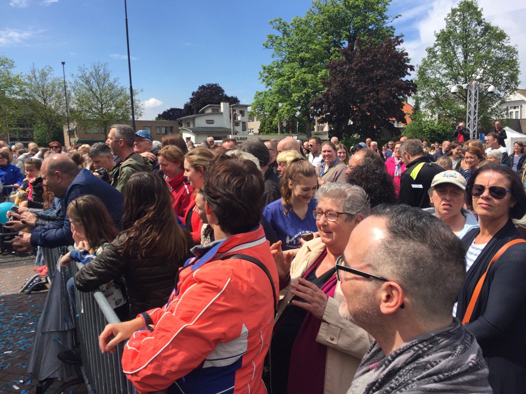 akleijngeld's tweet photo. Heropening De Els. Publiek in afwachting van LUV en OG3NE. https://t.co/8UkzytGUTZ