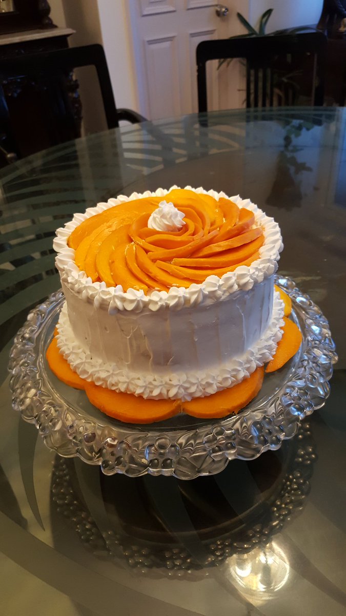 MadhumitaBasu's tweet image. A fresh #mangogateaux . The mago pulp and cream layered sponge rests on a macaroon base. #iluvtobake #weekendcreativity