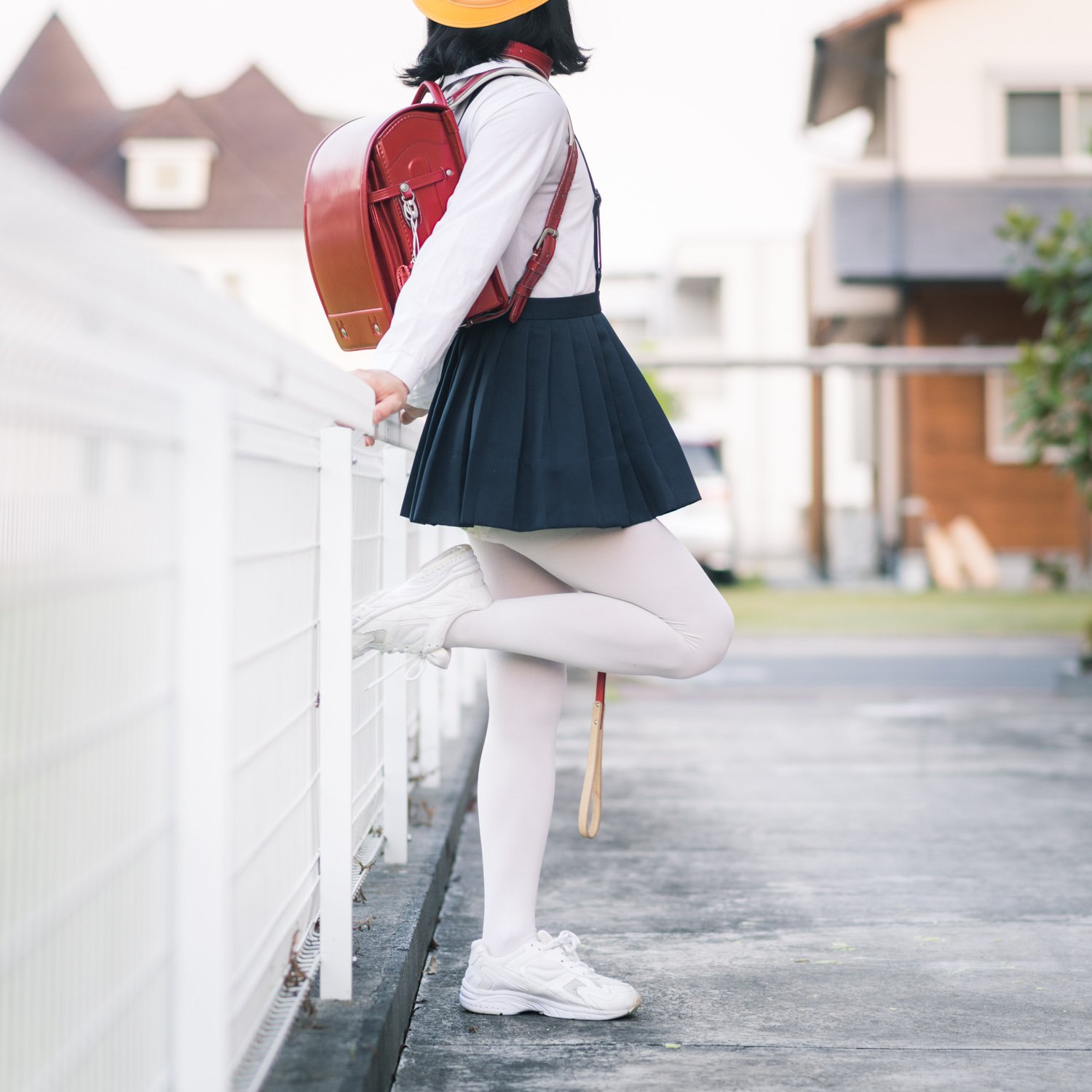 すちうる 制服ミニスカートに110デニール白タイツ を着用し その上から紙おむつを履いて赤ランドセルを背負って首輪とリードを装着して屋外に出た黒髪地毛のぼくです ファッションとしての見せる大人用子供用紙おむつは300年以内に流行ります T