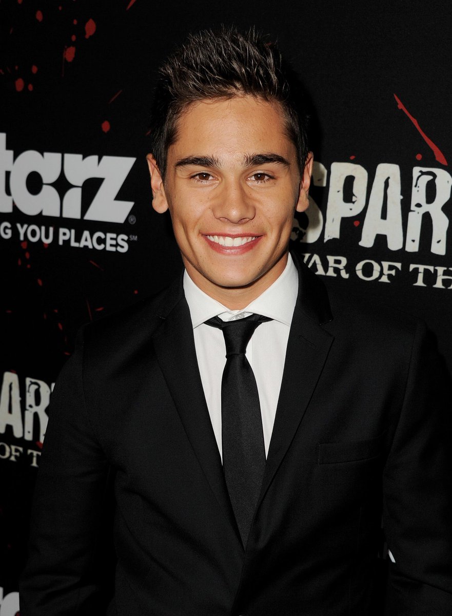 Let us raise voices to wish this handsome devil .<a href="/CAntidormi/">Christian</a> #Tiberius a very happy birthday!