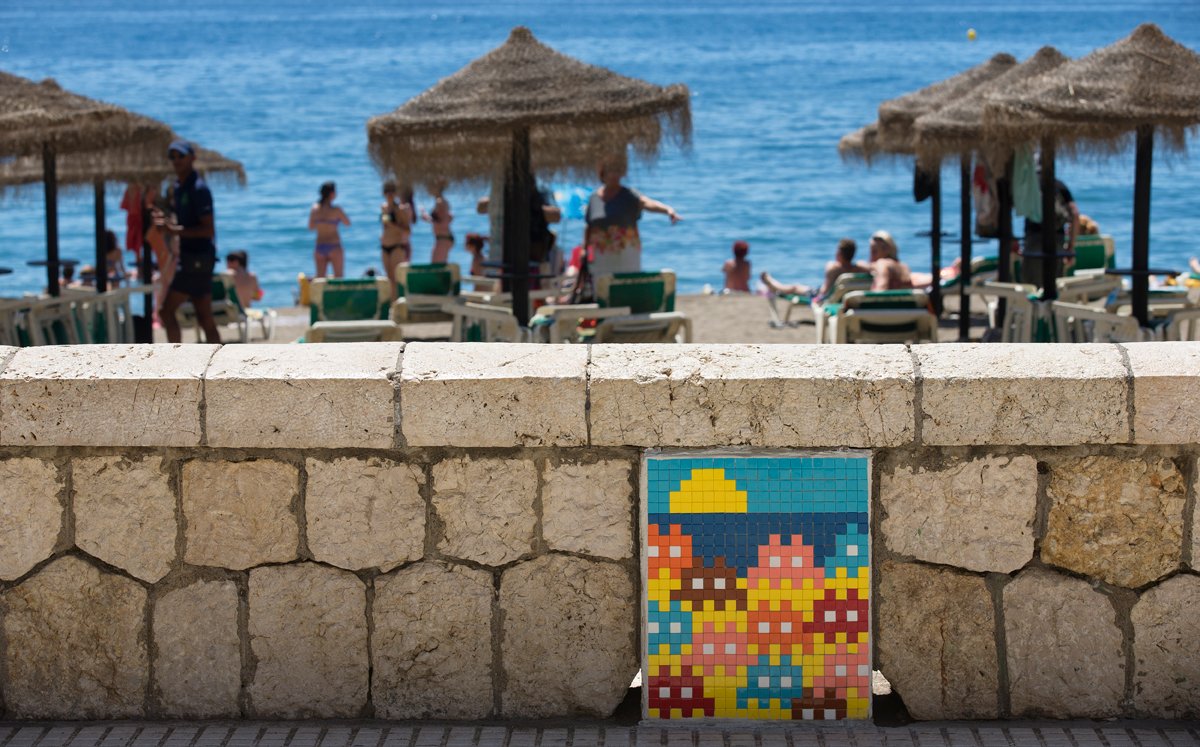 DiarioSUR's tweet photo. El artista urbano Invader deja su huella pixelada en una veintena de puntos de la ciudad #Málaga Por @ReginaSotorrio
https://t.co/znk35FH15M https://t.co/G1eyD4uDRt