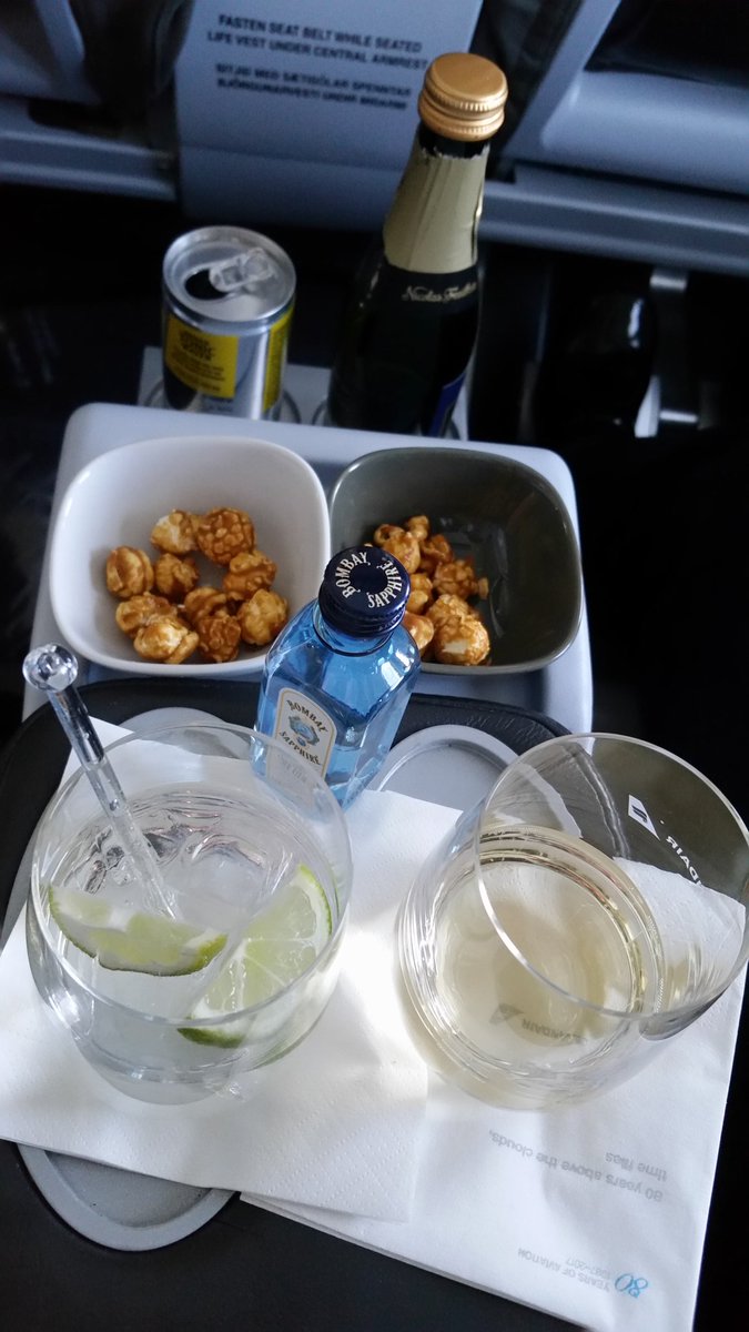 MCWineMaker's tweet photo. I love the snack before dinnner on @Icelandair. What's not to love about caramel corn and a beverage of choice @BurlingamePT https://t.co/YGVDAp10QH