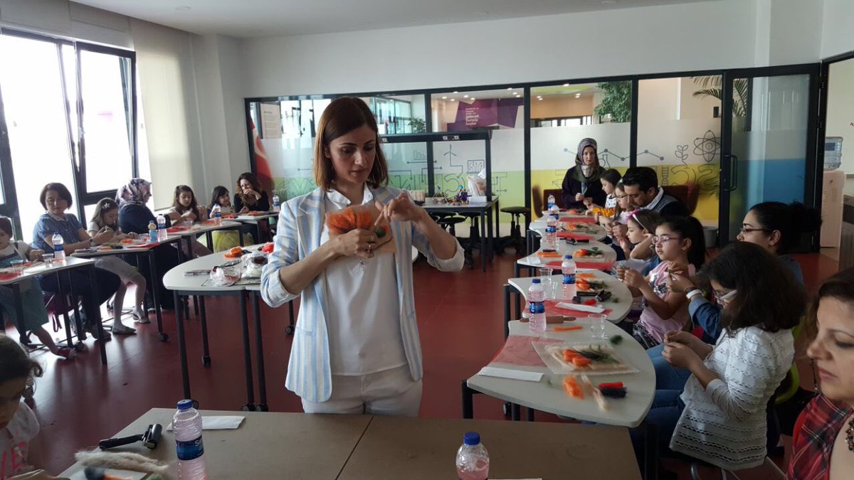 ugurokullariylv's tweet photo. İlkokul resim kulübü tekstil ıslak keçe ile aile ve çocuk workshop çalışmamız 🎨🌺 https://t.co/ZSpAo5btNP
