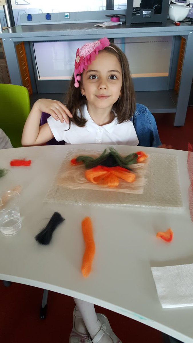 ugurokullariylv's tweet photo. İlkokul resim kulübü tekstil ıslak keçe ile aile ve çocuk workshop çalışmamız 🎨🌺 https://t.co/ZSpAo5btNP