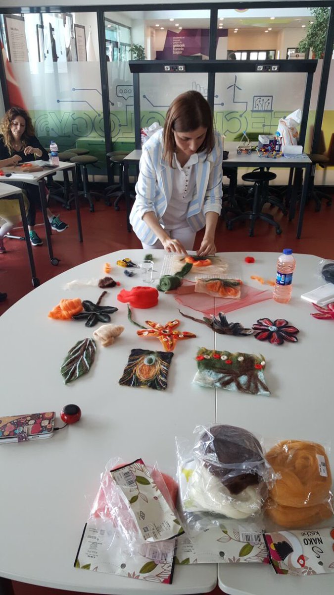 ugurokullariylv's tweet photo. İlkokul resim kulübü tekstil ıslak keçe ile aile ve çocuk workshop çalışmamız 🎨🌺 https://t.co/ZSpAo5btNP