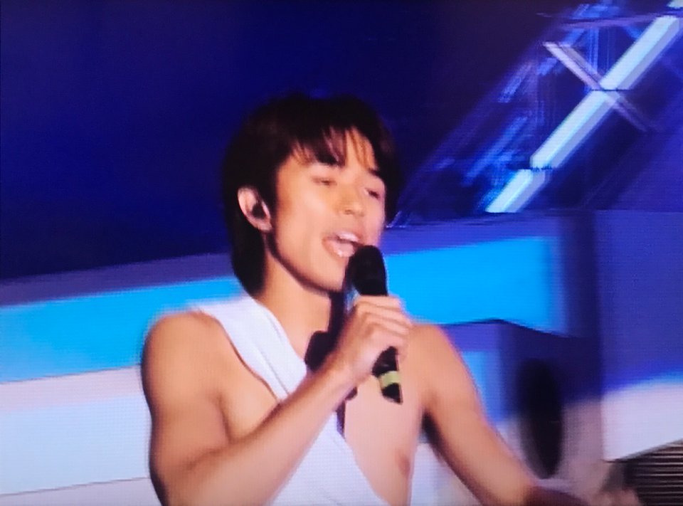 miyudaa_724's tweet photo. LIV6のこれが見たかったー！「最初はたくさん重ね着して着膨れて出てくる」という私の中の常識をぶっ壊した一曲目なのに
＿人人人人人人人人人＿
＞　布巻いてるだけ　＜
￣Y^Y^Y^Y^Y^Y^Y^Y￣※特にトニセン https://t.co/MrAkqKLrLE