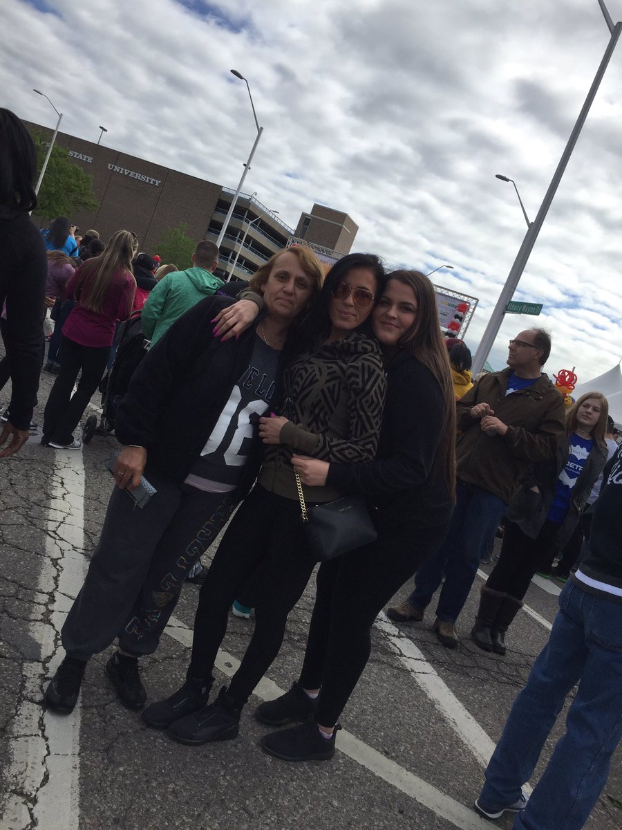 Prasanna_Angle's tweet photo. Vicki with her Mom n Sister at the AHA walk, Go Team 8045! https://t.co/cYUidLCQXe