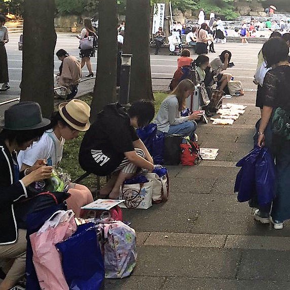 さゆみさんのツイート ホントに並べてるね これ サンシャインシティ隣の公園だよね そして公園の奥までびっしりと青いビニール袋で埋まってるから狂気を感じるよ 野生アニメイト さゆみさんのツイート ホントに並べてるね これ サンシャインシティ隣の公園だよね そして公園の奥までびっしりと青いビニール袋で埋まってるから狂気を感じるよ 野生アニメイト