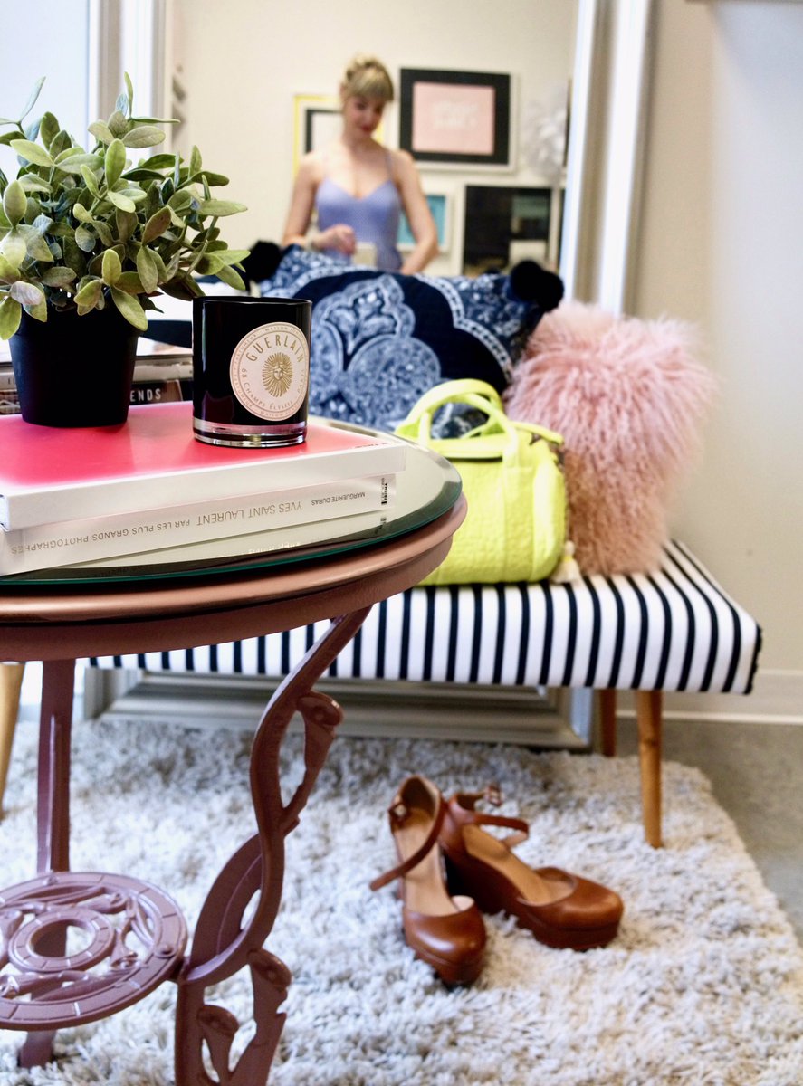 damask_dentelle's tweet photo. J’ai collaboré avec @Kijiji_Quebec & transformé 2 meubles pour le #ELLEwalkin d’@ellequebec. C'est glamour! #kijijiquebec #achetezusage #ad https://t.co/VRkgnIBAPS