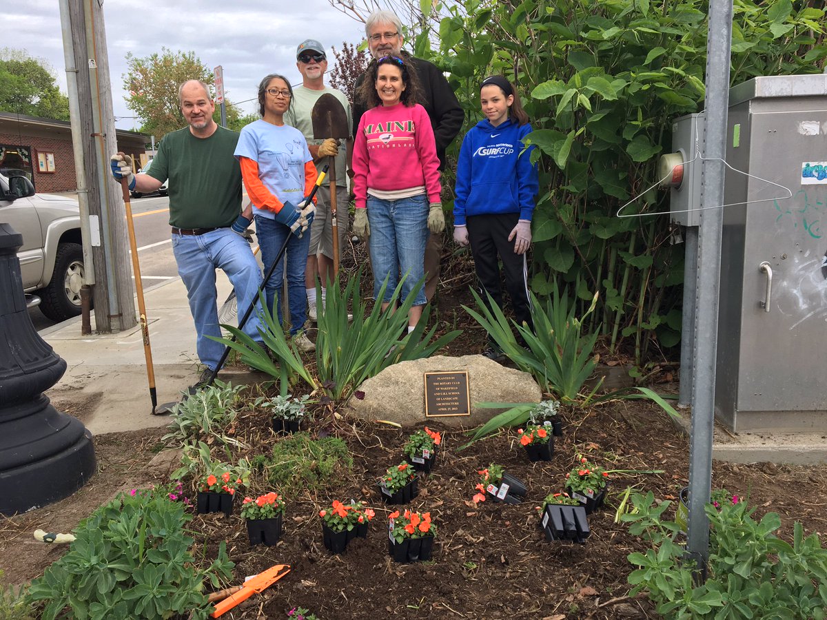 Wakefield_RI's tweet photo. Wakefield Rotary community service garden clean up and planting  on Main St. Wakefield/Bike path (before and after).  Beautiful! https://t.co/vYn6GFqrMJ