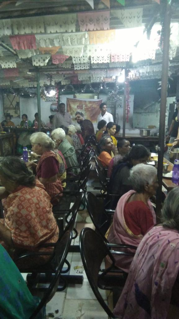 TrendsNTR's tweet photo. #GreaterVisakhaNTRSevaSamithi Cake cutting &amp; Annadhanam in Oldage home 

#HappyBirthdayNTR 

@tarak9999 @RaaviNtr @smkoneru @chocolate225143 https://t.co/63LxJ7dEAg